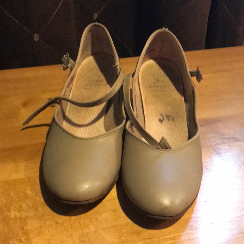 Dance shoes 6.5 beige Capezio short heel